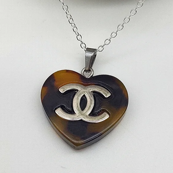 Lavish zipper Pull Tortoiseshell Heart Pendant - Picture 3 of 6